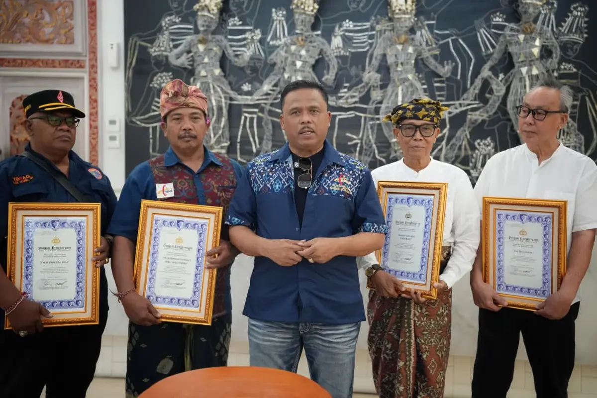 Kakorlantas Polri Irjen Agus Suryonugroho memberikan piagam penghargaan kepada sejumlah tokoh komunitas di Bali.