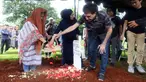 Vokalis grup band God Bless, Ahmad Albar, menabur bunga di atas makam Donny Fattah di Tempat Pemakaman Umum (TPU) Kampung Kandang, Jagakarsa, Jakarta Selatan, Sabtu (7/3/2026). Salah satu pilar musik rock Indonesia yang juga bassis sekaligus pendiri band legendaris God Bless, Donny Fattah meninggal dunia. (Kapanlagi.com/Budy Santoso)