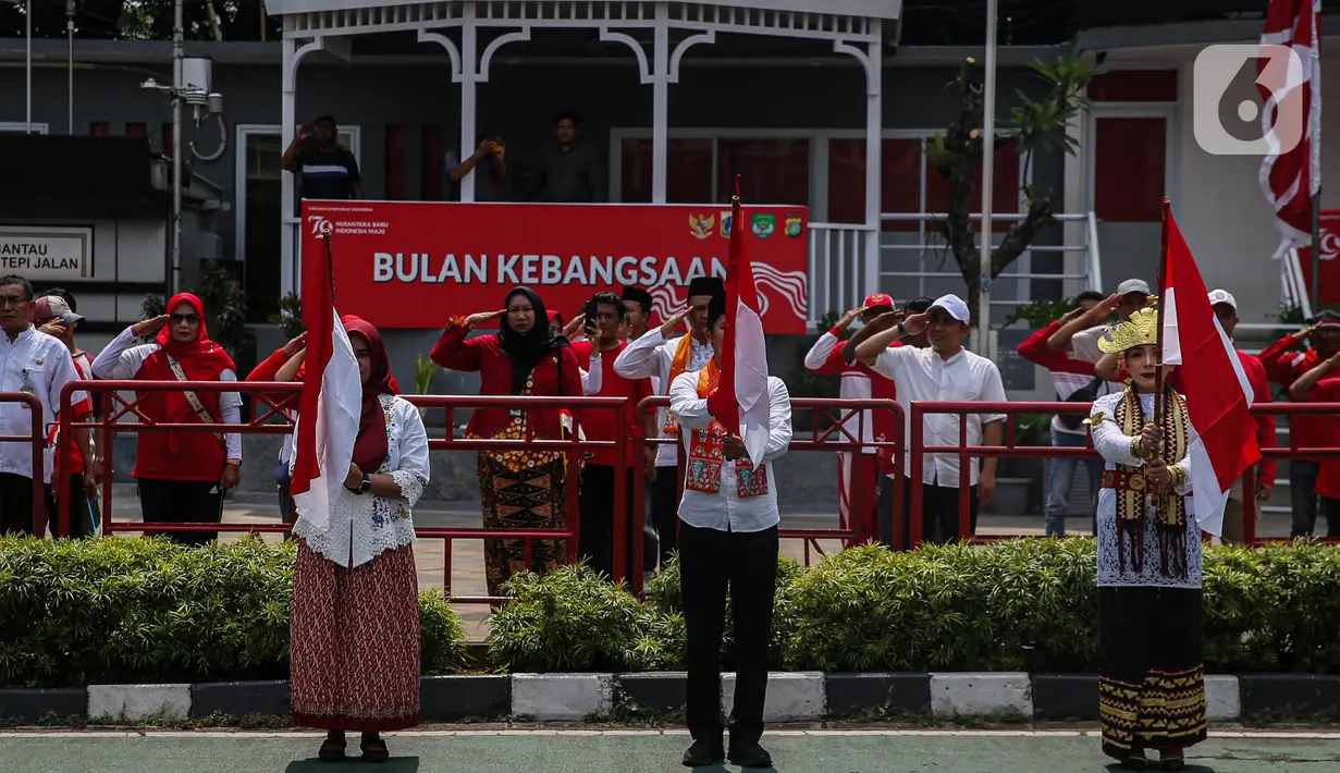 Warga terlihat antusias mengikuti upacara dengan mengambil sikap sempurna. (Liputan6.com/Angga Yuniar)