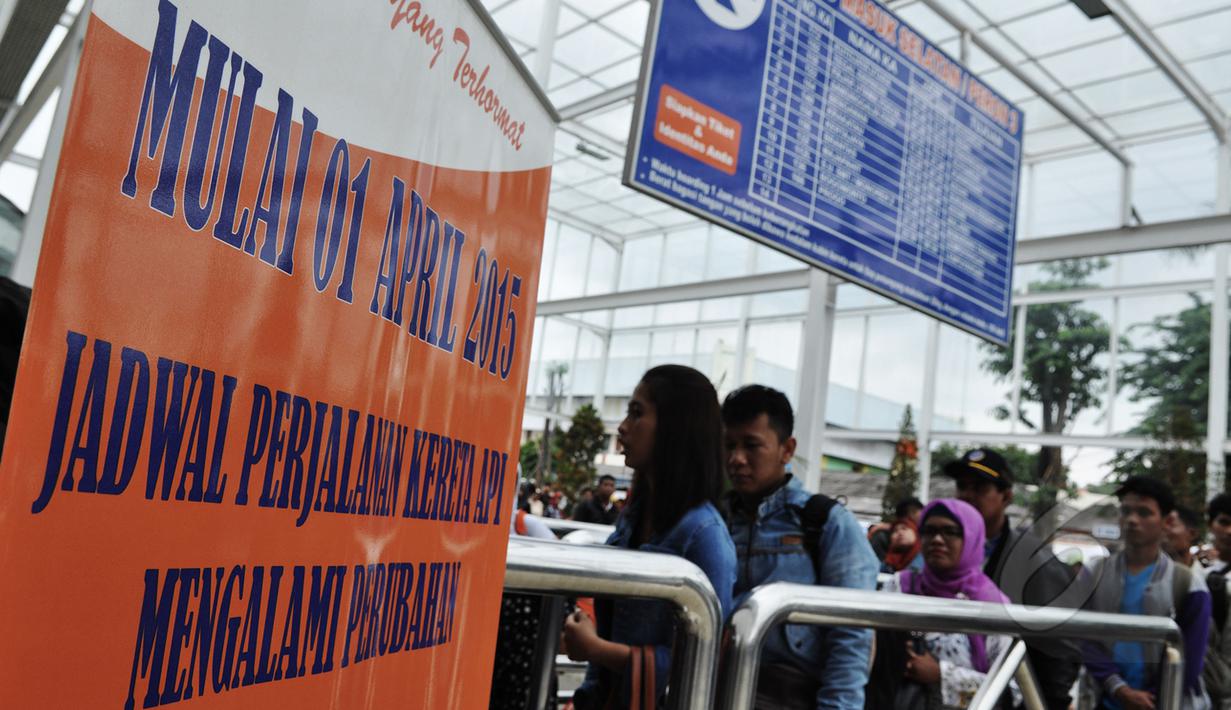 Tampak spanduk perubahan jadwal perjalanan kereta api di Stasiun Pasar Senen, Jakarta, Jumat (13/3/2015). PT KAI akan menaikkan harga tiket per 1 April 2015, kenaikan dipengaruhi oleh fluktuasi harga bahan bakar minyak. (Liputan6.com/Faizal Fanani)