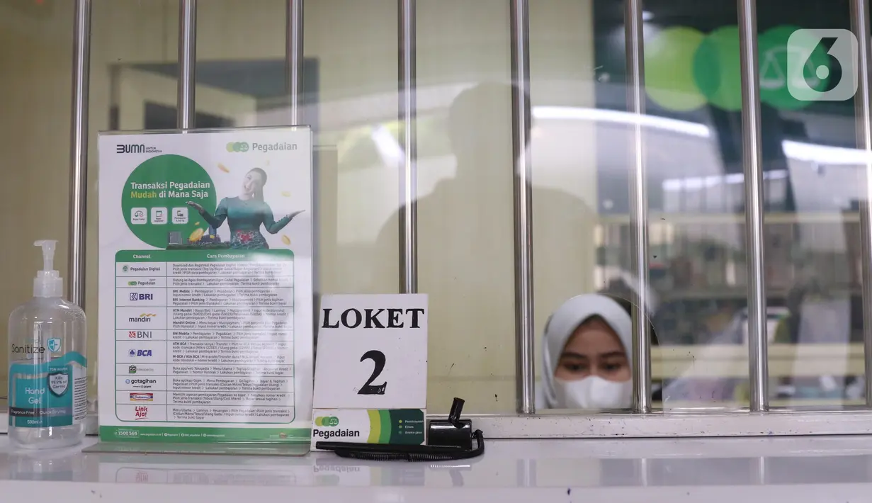 Karyawan PT Pegadaian (Persero) melayani nasabah di kantor pegadaian kawasan Jakarta, Rabu (4/8/2021). Pandemi Covid-19 yang masih berlangsung ternyata membuat jumlah nasabah yang menggadaikan barang mereka untuk berbagai kebutuhan sehari-hari meningkat pesat. (Liputan6.com/Angga Yuniar)