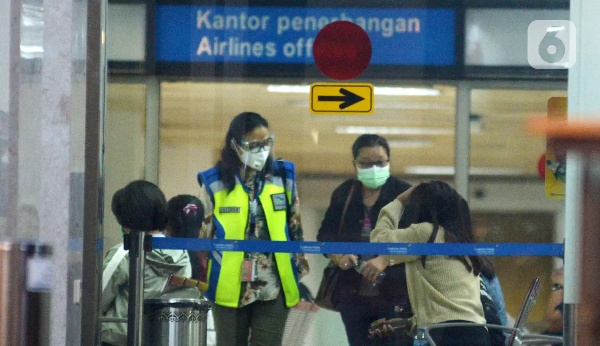 Keluarga penumpang dan kru menunggu informasi di Posko Crisis Center Sriwijaya Air SJ-182, Terminal 2D Bandara Soekarno-Hatta, Tangerang, Banten, Sabtu (9/1/2021). Sriwijaya Air SJ-182 rute Jakarta-Pontianak hilang kontak empat menit usai lepas landas dari Bandara Soetta. (merdeka.com/Imam Buhori)