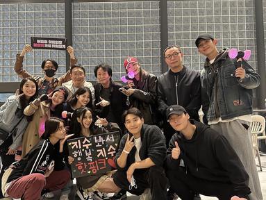 Keluarga Snowdrop foto bareng Jisoo di belakang panggung. [Foto: Twitter/ @snowdropics]