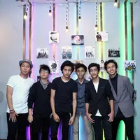 Ditempat yang sama, lelaki biasa disapa Abi ini bersama grup vokal LAKI berencana membawakan lagu milik almarhum ayahnya. (Nurwahyunan/Bintang.com)