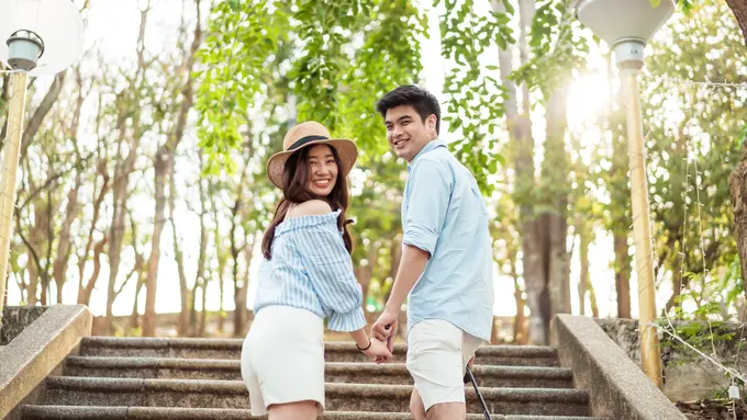 perempuan dan pasangan 3 mei liburan