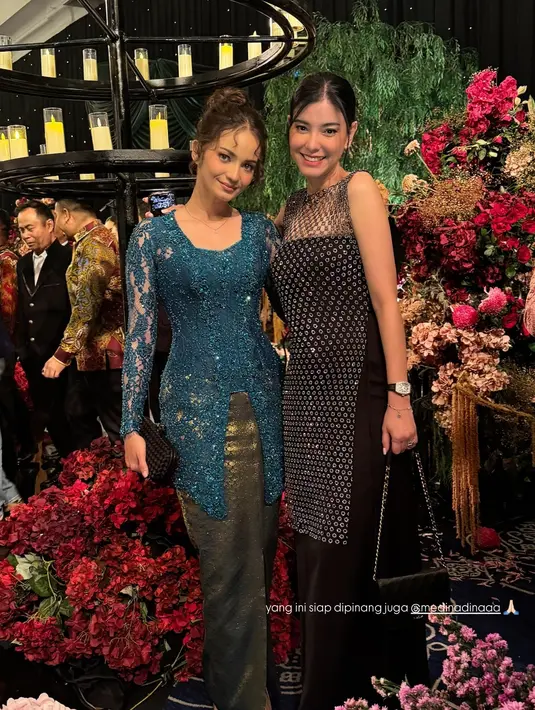 Tatanan rambut ini adalah hasil tangan kreatif hairstylist Pica Leva. Dengan rambut updo simple dan poni bergelombang yang dibiarkan jatuh natural, Enzy tampak anggun dan elegan, namun tetap terlihat santai dan modern.  [@enzystoria/@phillipekurnia].