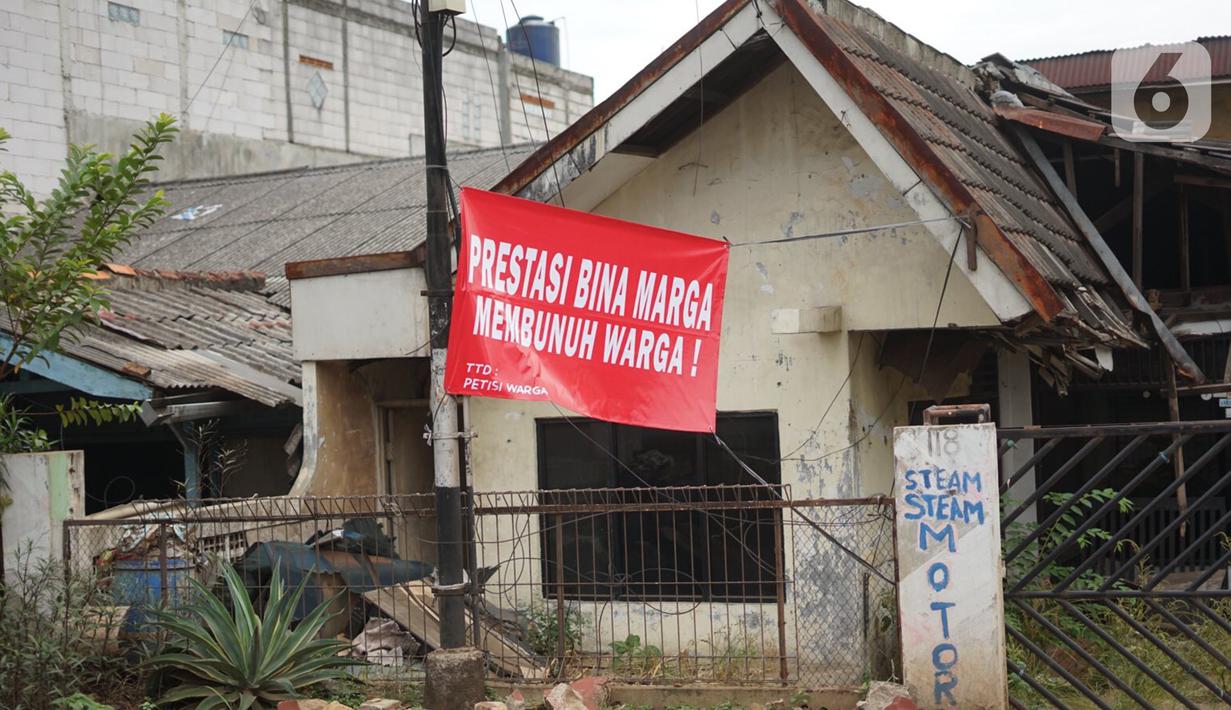 Sebuah protes warga terhadap pembangunan flyover terpasang di pinngir jalan kawasan Tanjung Barat, Jakarta, Rabu (15/7/2020). Dalam poster protes tersebut, warga menuntut agar pembayaran pelunasan pembebasan lahan segera diselesaikan secara serentak. (Liputan6.com/Immanuel Antonius)