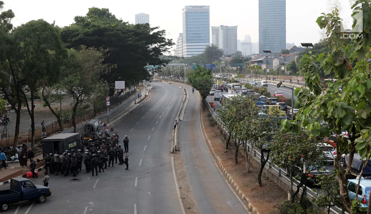 Situasi sebagian ruas jalan Gatot Subroto jelang Gedung MPR/DPR/DPD RI, Jakarta, Rabu (25/9/2019). Polisi melakukan penutupan arus lalu lintas yang mengarah ke gedung parlemen RI untuk mengantisipasi unjuk rasa susulan. (Liputan6.com/Helmi Fithriansyah)