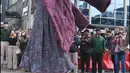 Artis Jessica Iskandar berlenggak-lenggok di zebra cross Dukuh Atas saat meramaikan Citayam Fashion Week di kawasan SCBD (Sudirman Citayam Bojong Gede Dukuh Atas), Dukuh Atas, Jakarta Pusat, Senin (25/7/2022). Jessica Iskandar tampak anggun mengenakan gaun bunga-bunga dengan luaran blazer bewarna ungu. (Liputan6.com/Herman Zakharia)