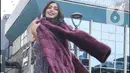 Artis Jessica Iskandar berlenggak-lenggok di zebra cross Dukuh Atas saat meramaikan Citayam Fashion Week di kawasan SCBD (Sudirman Citayam Bojong Gede Dukuh Atas), Dukuh Atas, Jakarta Pusat, Senin (25/7/2022). Jessica Iskandar tampak anggun mengenakan gaun bunga-bunga dengan luaran blazer bewarna ungu. (Liputan6.com/Herman Zakharia)