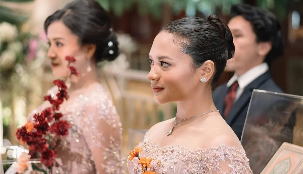 Amel Carla memilih menyanggul rambutnya dengan sangat rapi. Dia pun terlihat makin cantik dengan make up flawless. (instagram/amelcarla)