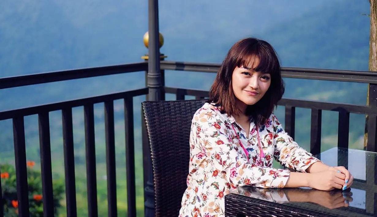 Saat sedang tidak tampil di atas panggung, Sibad ini memilih tampil yang minimalis akan tetapi tetap terlihat cantik memesona. (Foto: instagram.com/sitibadriahh)