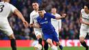 Aksi Mateo Kovacic melewati Filip Kostic pada leg kedua Liga Europa yang berlangsung di Stadion Stamford Bridge, London, Jumat (10/5). Chelsea menang 4-3 atas Eintracht Frankfurt lewat adu penalti. (AFP/Oliver Greenwood)