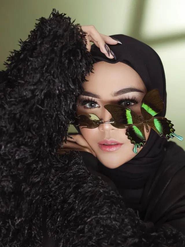 Bikin Pangling, Intip 5 Gaya Pemotretan Ria Ricis Kenakan Gaun Serba Hitam