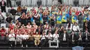 <p>Presiden Republik Indonesia, Joko Widodo (tengah) dan sejumlah menteri Kabinet Indonesia Bersatu memberikan tepuk tangan saat acara peresmian Indonesia Arena pada Senin (07/08/2023) di Senayan, Jakarta. (Bola.com/Bagaskara Lazuardi)</p>