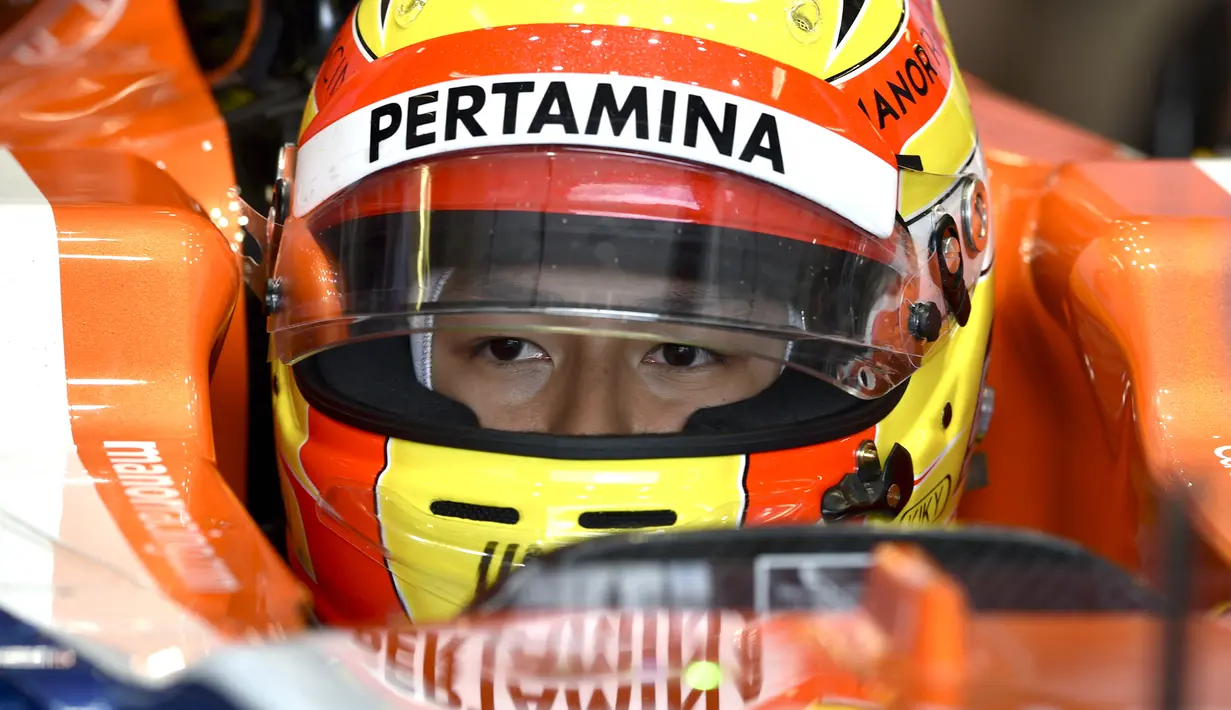Insiden tabrakan Rio Haryanto dengan Romain Grosjean berbuntut panjang. Race Director memutuskan menjatuhi hukuman untuk Rio turun tiga posisi start saat balapan, Minggu (20/3/2016). Tak hanya itu, Ia juga diganjar 2 poin penalti yang akan terekam di Super Licence miliknya. (AFP/Peter Parks)