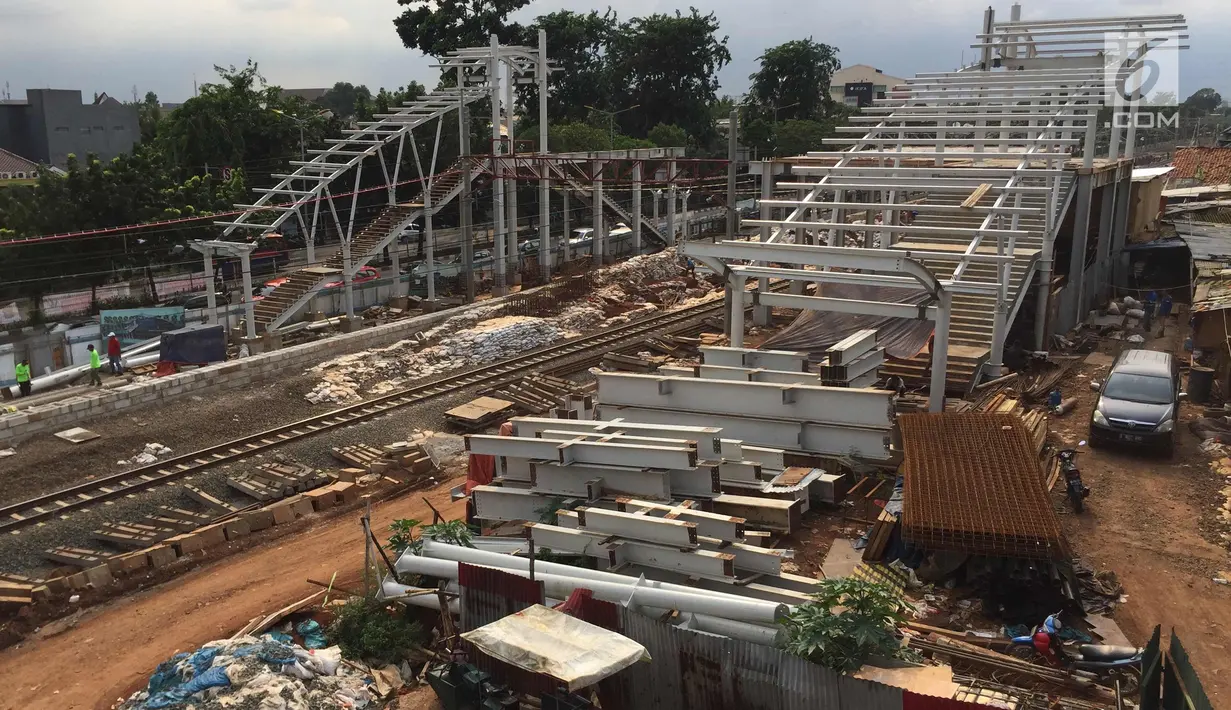 Suasana pembangunan proyek peron Stasiun Buaran di Jakarta Timur, Rabu (3/1). Proyek tersebut merupakan bagian program revitalisasi Kemenhub untuk meningkatkan pelayanan serta memudahkan aktivitas penumpang. (Liputan6.com/Immanuel Antonius)