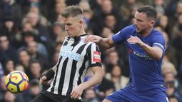 Gelandang Chelsea, Danny Drinkwater, berusaha menghentikan gelandang Newcastle, Matt Ritchie, pada laga Premier League di Stadion Stamford Bridge, London, Sabtu (2/12/2017). Chelsea menang 3-1 atas Newcastle. (AFP/Daniel Leal-Olivas)