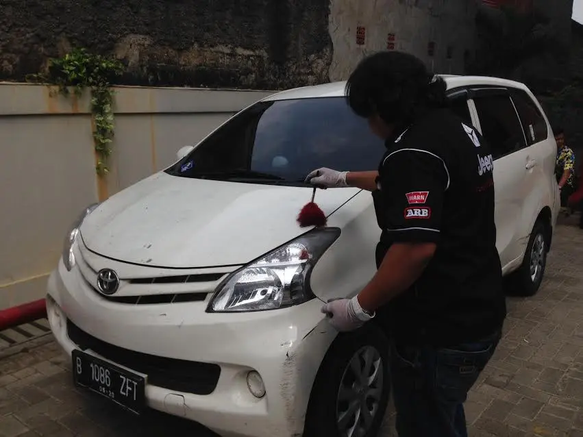 Polisi saat mengidentifikasi mobil milik ahli IT Hermansyah. (Liputan6.com/Ady Anugrahadi)