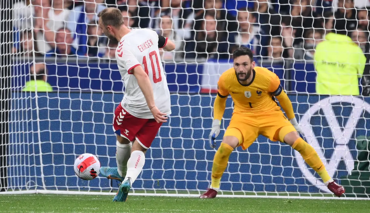 Kiper timnas Prancis Hugo Lloris (kanan) menyelamatkan gawang dari tendangan gelandang Denmark Christian Eriksen pada laga perdana Grup A UEFA Nations League di Stade de France, Paris, Prancis, Sabtu(4/6/2022) dini hari WIB. Prancis harus rela menelan kekalahan 1-2 dari tamunya Denmark. (Franck FIFE / AFP)