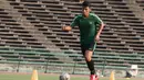 Pemain Timnas Indonesia U-22, Hanif Sjahbandi, mengontrol bola saat latihan di Stadion National Olympic, Phnom Penh, Sabtu (23/2). Latihan ini persiapan jelang laga semifinal Piala AFF U-22 melawan Vietnam. (Bola.com/Zulfirdaus Harahap)