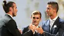Gareth Bale (kiri) memberikan selamat kepada Cristiano Ronaldo usai terpilih sebagai Pemain Terbaik Eropa musim 2015-2016 di Monako, (25/8). Dalam pemilihan tersebut, Bale meraih 7 suara, sedangkan Griezmann memperoleh 8 suara. (REUTERS/Eric Gaillard)