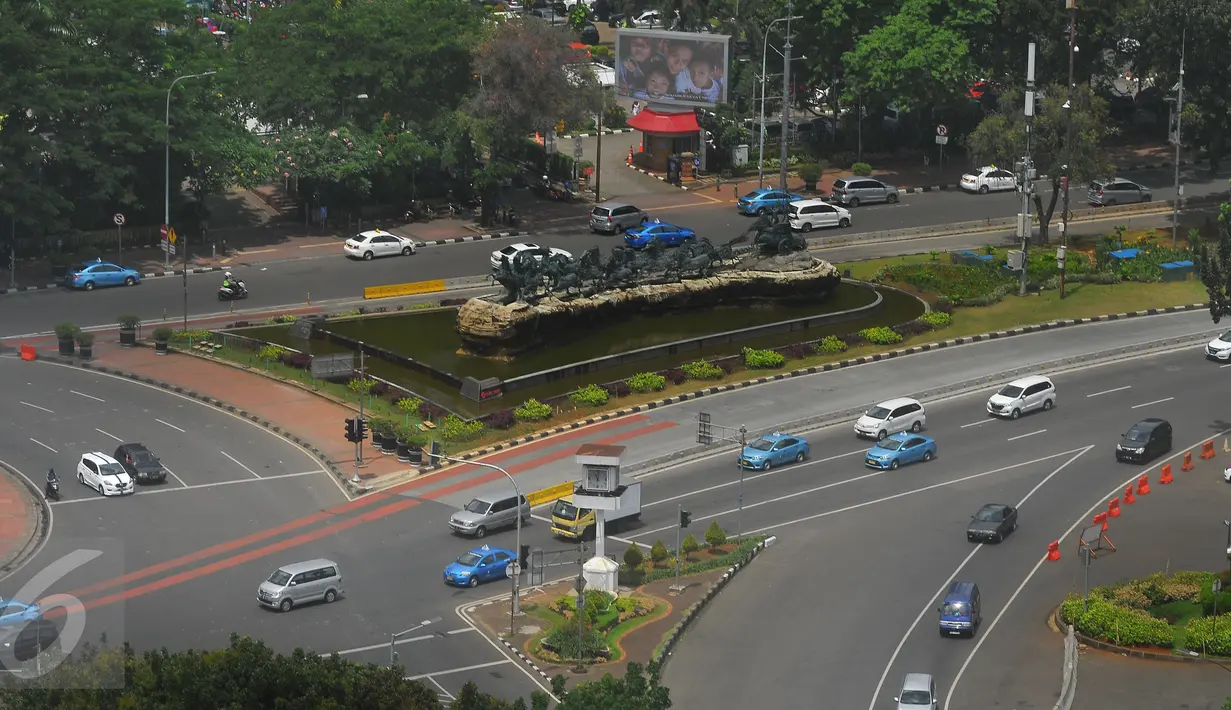 Sejumlah kendaraan melintas di Kawasan Monas, Jakarta, Kamis (29/12). Diantaranya Lapangan Futsal Monas Timur, Gedung Jaya jalan Thamrin, Bundaran HI, Chees Plaza Setiabudi dan Pertigaan Benhil, Sudirman. (Liputan6.com/Angga Yuniar)