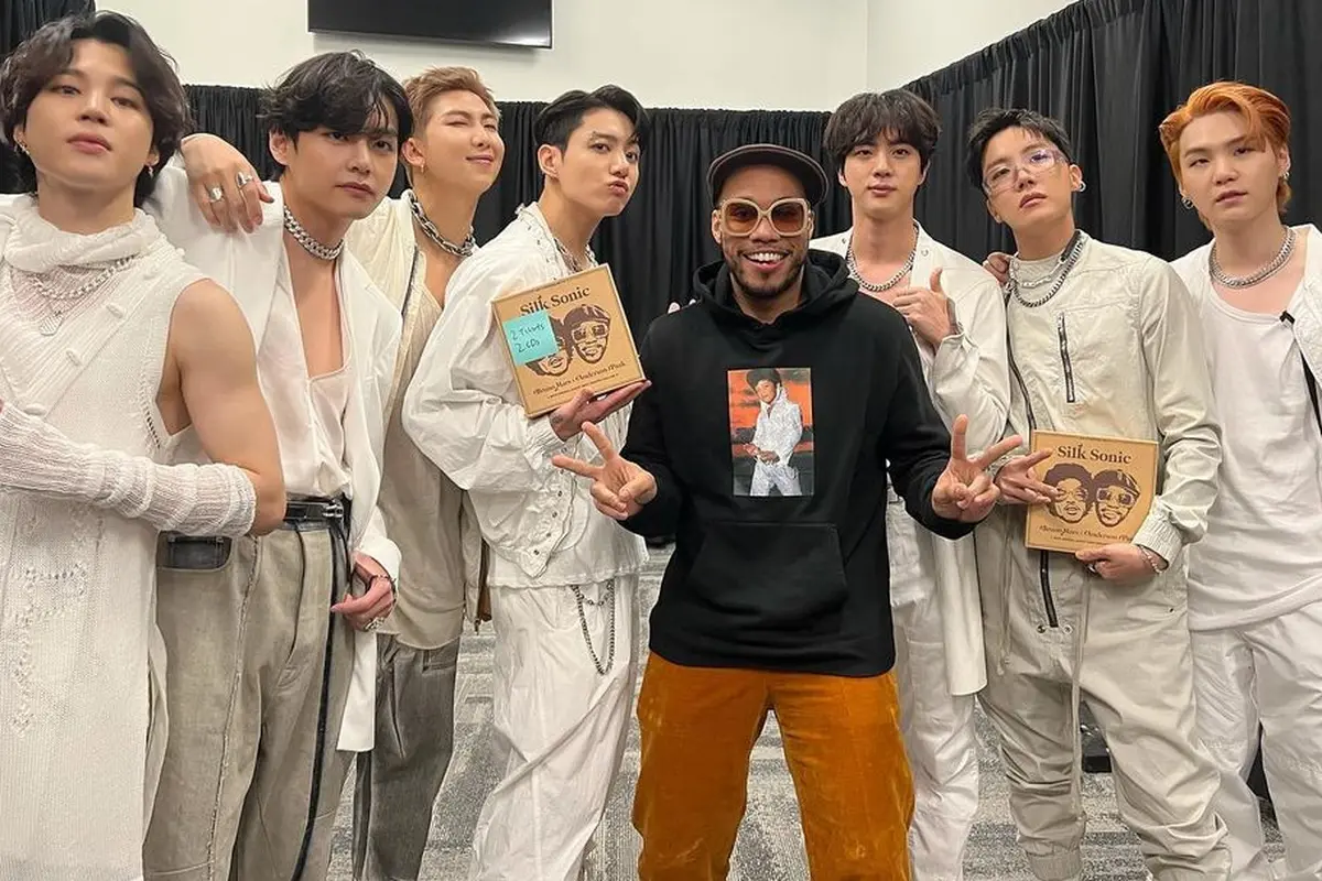 Anderson Paak bersama ketujuh member BTS di backstage