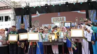 Wali Kota Eri Cahyadi menunjukkan piala Adipura Kencana dan sejumlah penghargaan yang berhasil diraih kota Surabaya di bidang lingkungan hidup, Rabu (6/3/2024).