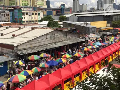 Suasana aktivitas di Jalan Jati Baru Raya, Jakarta, Jumat (22/12). Terkait penataan PKL, Pemprov DKI Jakarta mulai menutup sepanjang jalan di depan Stasiun Tanah Abang pukul 08.00-18.00 WIB. (Liputan6.com/Immanuel Antonius)