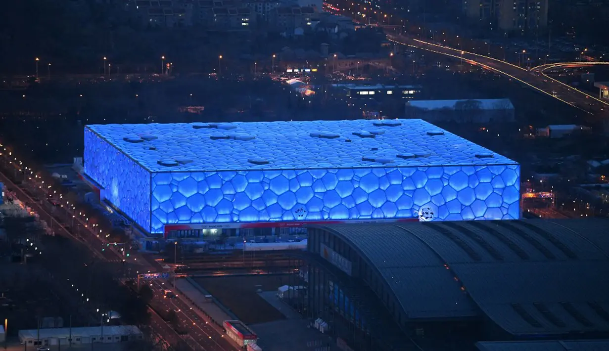 National Aquatics Center yang dikenal sebagai Ice Cube venue untuk curling pada Olimpiade Musim Dingin 2022 terlihat di Beijing, 3 Januari 2022. Olimpiade Musim Dingin 2022 akan dibuka pada 4 Februari mendatang. (GREG BAKER/AFP)