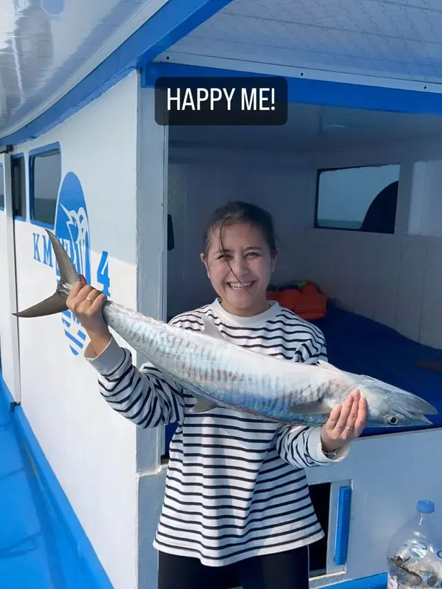 7 Potret Prilly Latuconsina yang Hobi Mancing, Perdana Dapat Ikan GT di Laut