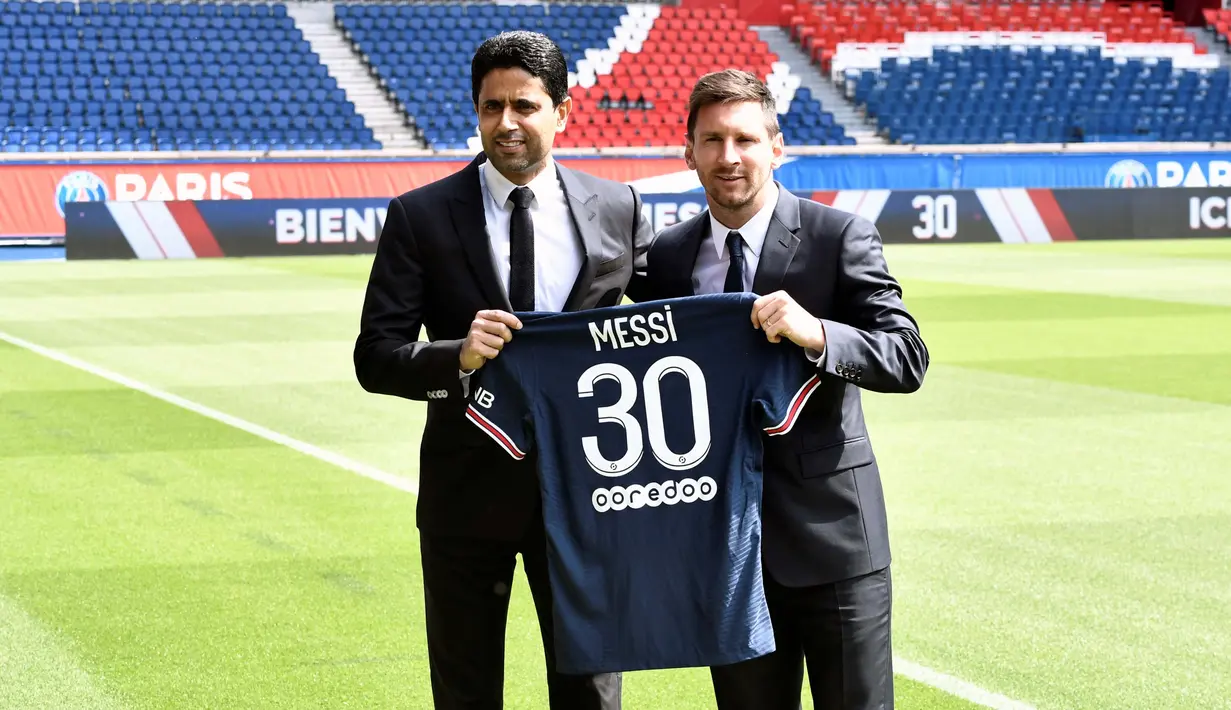 Lionel Messi akhirnya secara resmi diperkenalkan sebagai pemain baru Paris Saint Germain oleh Presiden klub Nasser Al-Khelaifi, Rabu (11/8/2021). (Foto: AFP/Stephane De Sakutin)