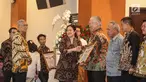 Menko PMK, Puan Maharani memberikan penghargaan Prestasi Penyelenggaraan Lebaran 2017 kepada Menteri Perdagangan, Enggartiasto Lukita di Jakarta, Selasa (1/8). UKP-PIP memberi penghargaan kepada 15 instansi pemerintah. (Liputan6.com/Faizal Fanani)