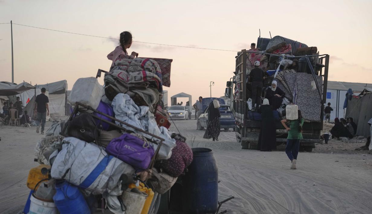 Warga Gaza yang mengungsi kerap dipaksa untuk mengosongkan daerah tempat mereka berlindung sementara karena akan adanya serangan Israel. (AP Photo/Jehad Alshrafi)