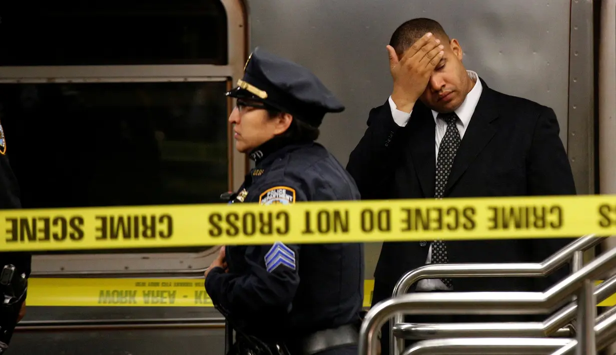 Petugas NYPD melakukan penyelidikan di lokasi tewasnya seorang perempuan di stasiun Time Square, New York, Senin (7/11). Perempuan malang itu tewas setelah didorong ke jalur subway ketika kereta nomor 1 sedang memasuki stasiun. (REUTERS/Brendan McDermid)