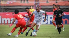 Pemain Arema FC, Gustavo Almeida Dos Santos (tengah), berusaha melewati hadangan&nbsp;pemain Persija Jakarta, Muhammad Akbar Arjunsyah (kiri), dalam pertandingan pekan kesembilan BRI Liga 1 2023/2024 yang berlangsung di Stadion Patriot Candra Bhaga, Bekasi, Minggu (20/9/2023). (Bola.com/Bagaskara Lazuardi)