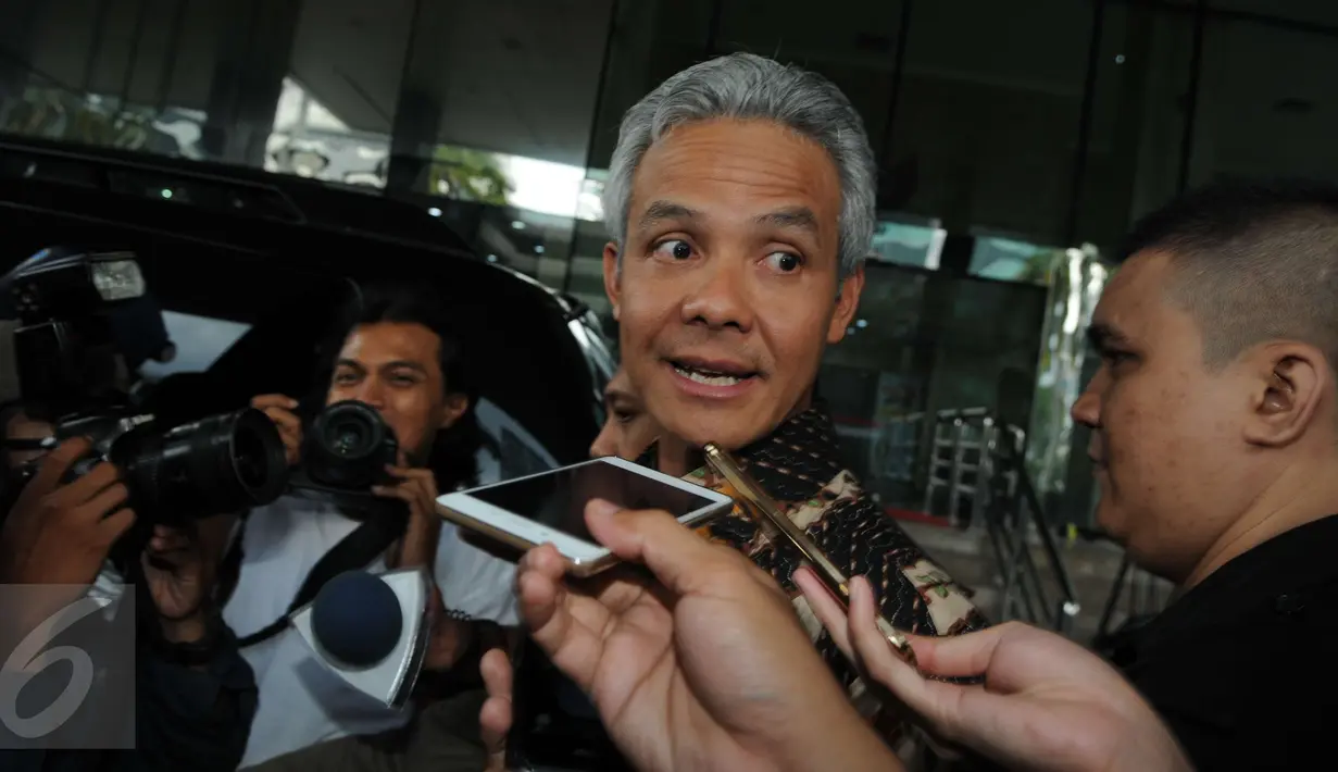 Gubernur Jawa Tengah Ganjar Pranowo bereaksi saat menjawab pertanyaan awak media usai menjalani pemeriksaan penyidik KPK, Jakarta, Rabu (7/12). Ganjar diperiksa sebagai saksi kasus dugaan korupsi pengadaan e-KTP 2011-2012. (Liputan6.com/Helmi Afandi)