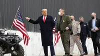 Penampakan perdana Donald Trump usai kerusuhan Capitol Hill. Ia berada di Texas untuk memeriksa tembok perbatasan. Dok: AP Photo/Alex Brandon