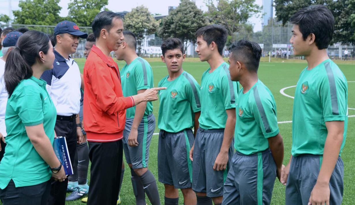 Presiden Joko Widodo menyapa pemain Indonesia U16 saat meresmikan lapangan sepak bola ABC di kawasan Gelora Bung Karno, Jakarta, Sabtu (2/12/2017). Presiden meresmikan empat venue yang akan digunakan untuk Asian Games 2018. (Biro Pres Setpres/Rustam)
