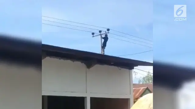 VIDEO: Pemuda Coba Bunuh Diri Pegang Kabel Tiang Listrik