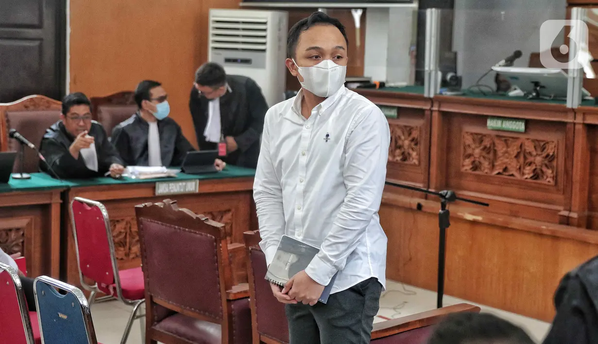 Terdakwa kasus pembunuhan Brigadir Nopriansyah Yosua Hutabarat atau Brigadir J, Ricky Rizal bersiap menjalani sidang lanjutan dengan agenda mendengarkan keterangan saksi di Pengadilan Negeri Jakarta Selatan, Rabu (2/11/2022). Majelis Hakim yang menangani perkara terdakwa pembunuhan berencana Brigadir J, Bripka Ricky Rizal dan Kuat Ma'ruf menggabungkan proses persidangan keduanya. (Liputan6.com/Angga Yuniar)