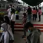 Penumpang menunggu kereta saat jam pulang kantor, Jakarta, Rabu (17/11/2021). Pemerintah menyatakan status level PPKM di luar Jawa Bali tidak berubah dan masih mengkaji soal penanganan COVID-19 menjelang libur Natal dan Tahun Baru. (Liputan6.com/Johan Tallo)