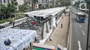 <p>Pekerja menyelesaikan proyek revitalisasi halte TransJakarta Gelora Bung Karno (GBK), Jakarta Pusat, Senin (25/7/2022). PT TransJakarta terus mengebut proyek konstruksi revitalisasi sembilan halte yang akan berlangsung sekitar enam bulan dan akan difungsikan kembali secara bertahap sampai dengan dirampungkan secara keseluruhan pada Desember 2022. (merdeka.com/Iqbal S Nugroho)</p>