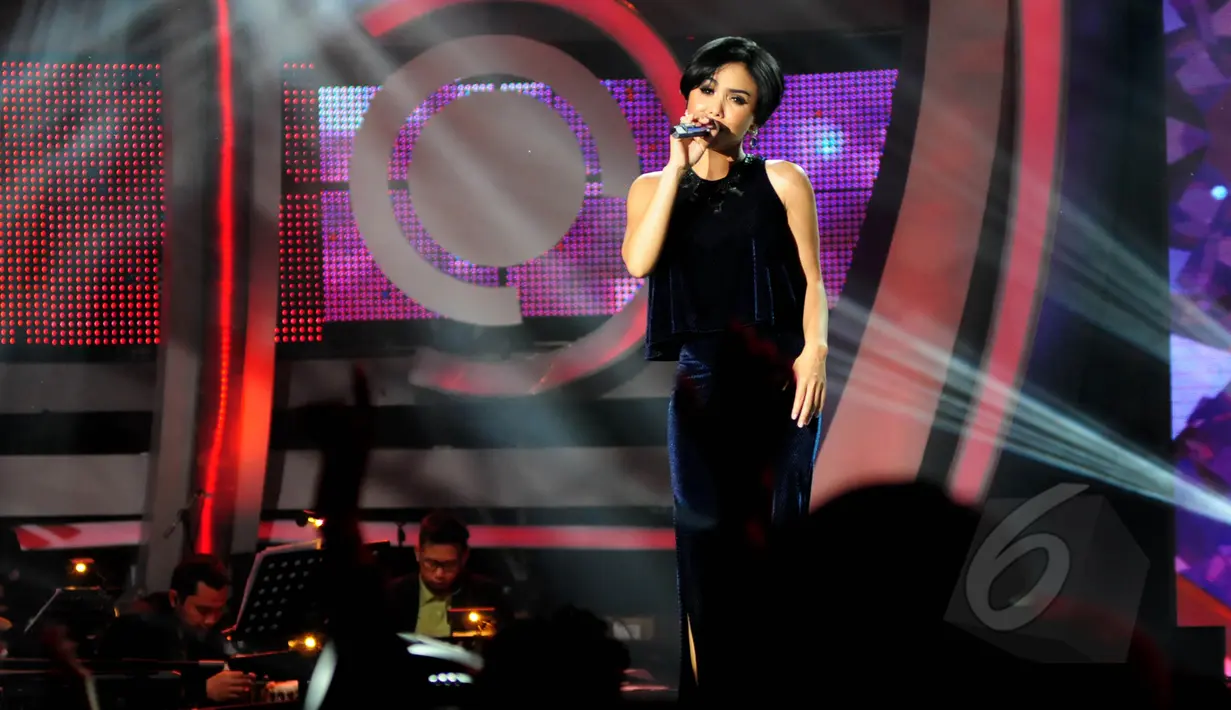 Yuni Shara cantik dalam balutan dress hitam saat tampil di acara D'Academy 2 Indosiar di Studio 5 Daan Mogot, Jakarta, (8/5/2015). (Liputan6.com/Faisal R Syam)
