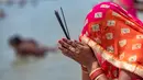 Umat Hindu berdoa di Sungai Gangga, selama festival Ganga Dussehra, di Prayagraj, India (1/6/2020). Ratusan umat Hindu melakukan pencucian suci meskipun jemaat di tempat-tempat keagamaan terus dilarang selama penguncian coronavirus nasional. (AP Photo/Rajesh Kumar Singh)
