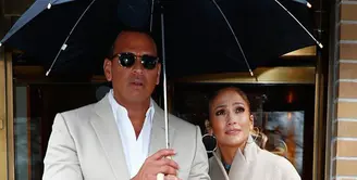 Jennifer Lopez dan Alex Rodriguez, semakin menunjukkan kemesrannya di depan umum. Sempat beberapa kali terlihat bersama,kini kekompakan terus diabadikan keduanya. (doc.hollywoodlife.com)