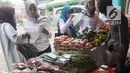 Warga melakukukan aktifitas jual beli saat kegiatan Bazar Ramadan di pelataran kantor DKPPP, BSD, Mekar Jaya, Serpong pada Rabu (15/5/2019). Bazar ini menjual beragam sembako yang dijual lebih murah hingga 50% dari harga pasar. (merdeka.com/Arie Basuki)