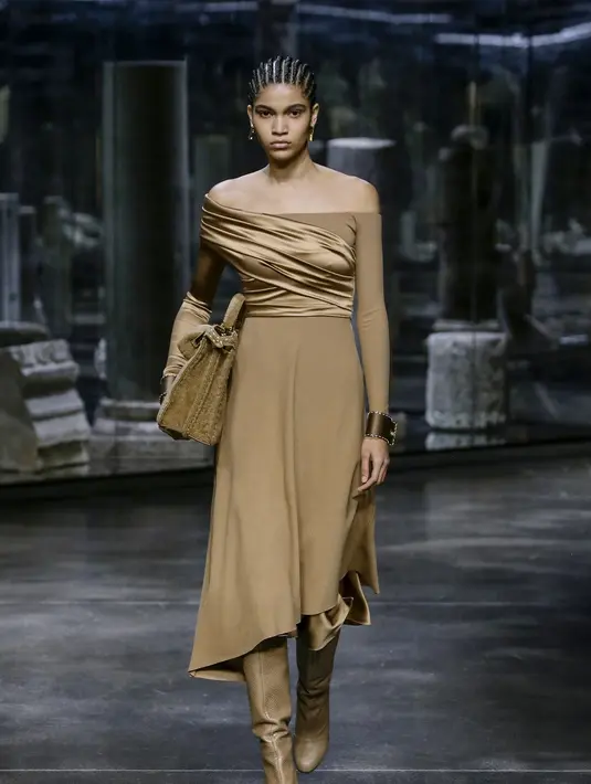 Inspirasinya datang dari gaya khas lima bersaudara FENDI, mulai dari lengan lonceng dari bulu cerpelai hingga mantel suede dan garis-garis pakaian kantor yang dibuat dalam kemeja sutra atau jahitan wol. Foto: Document/FENDI.