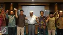 Aktivis koalisi masyarakat sipil mengangkat tangan usai membaca komunike bersama revisi UU anti terorisme di Jakarta, Kamis (8/12). Mereka menilai revisi tetap harus berpijak pada mekanisme criminal justice system model. (Liputan6.com/Helmi Fithriansyah)
